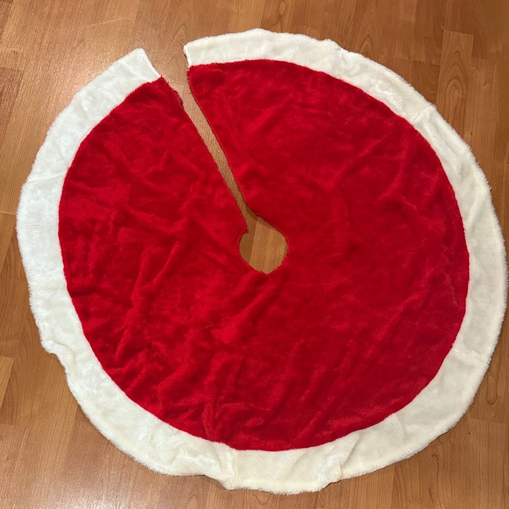 Red and White Christmas Tree Skirt